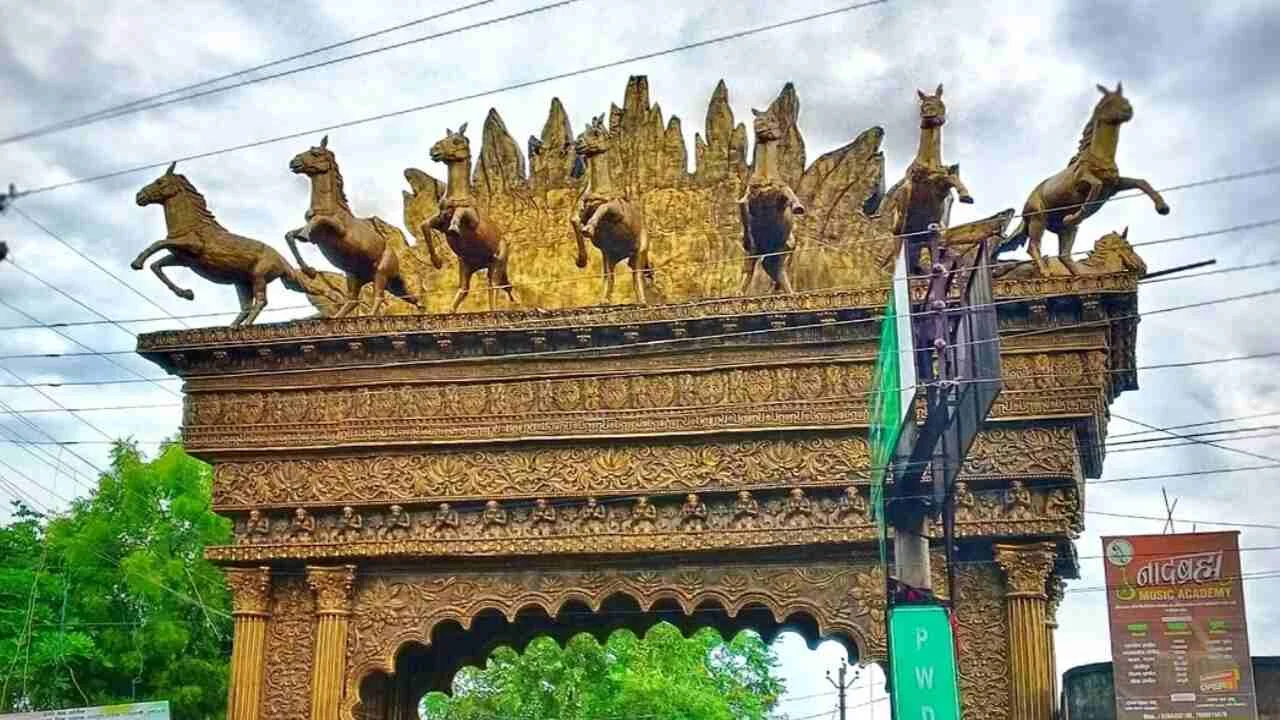 रतनपुर स्थित महामाया देवी मंदिर का भव्य प्रवेश द्वार, धार्मिक वास्तुकला और पारंपरिक डिजाइन के साथ