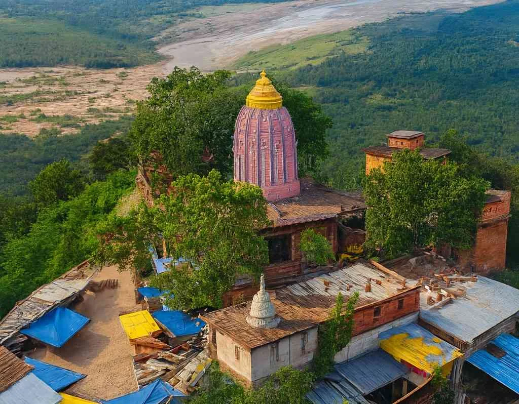 कोरबा छत्तीसगढ़ में पहाड़ी की चोटी पर स्थित मड़वारानी मंदिर का सुंदर दृश्य
