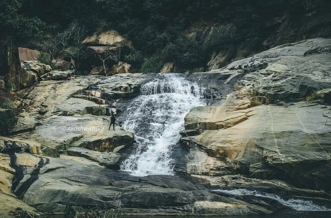 Charre Marre Waterfall Kanker Chhattisgarh का सुंदर दृश्य, चट्टानों से गिरता साफ पानी और हरियाली